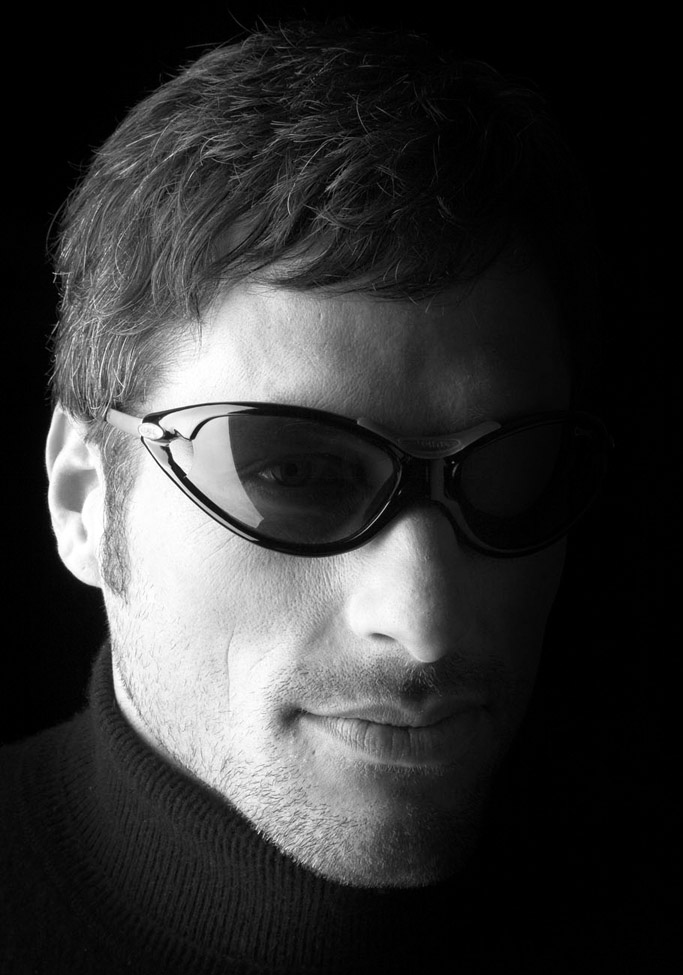 mann schwarz weiß Sonnenbrille portrait